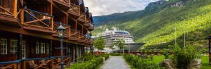 Bateau de croisière rentrant à Flam