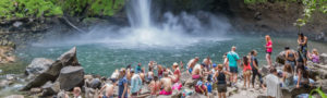 Baigneurs devant la cascade la Fortuna, Costa Rica