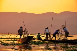 Pêcheures traditionnels sur le lac Inle, lever du soleil, Mandalay, Myanmar