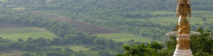 Stupa de cuivre du monastère Mya Kyaup que l'on peut apercevoir du haut de la colline Yankin, Myanmar