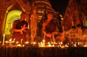 Cérémonie des moines à la pagode Shwedagon, Yangon, Myanmar