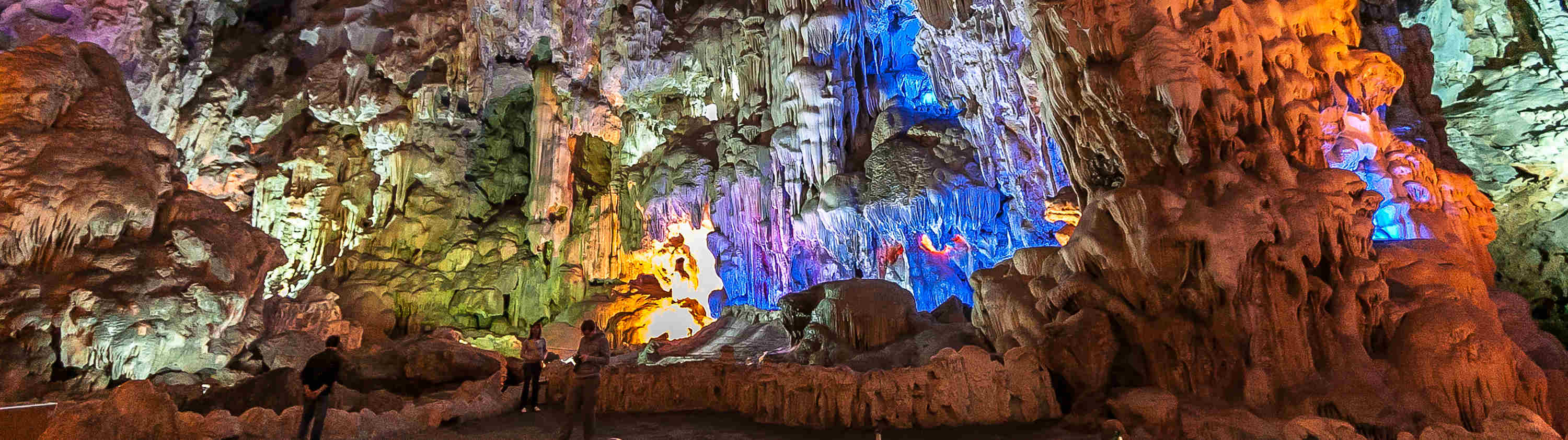 Grotte naturelle lors d'une balade en croisière sur la Baize d'Halong