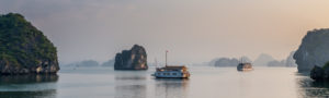 Tour de bateau sous le coucher du soleil, Baie d'Halong, Vietnam