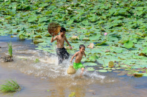 Enfants jouant près du Delta du Mékong