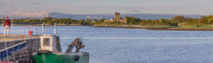Château voisin Dunquaire depuis le port de Kinvara, Irlande