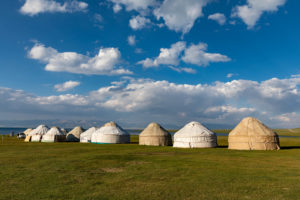 Camp de yourtes devant le lac Son Koul, Kirghizistan