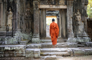 Moine se promenant à Angkor temple, Cambodge