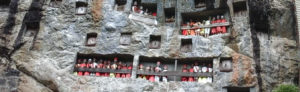 Cour gravé sur la falaise, Lemo, Tana Toraja, Indonésie