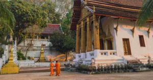 Les moines au temple, Luang Prabang, Laos